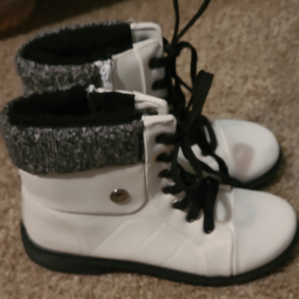 Source Unknown White and Black Lace-Up Boots